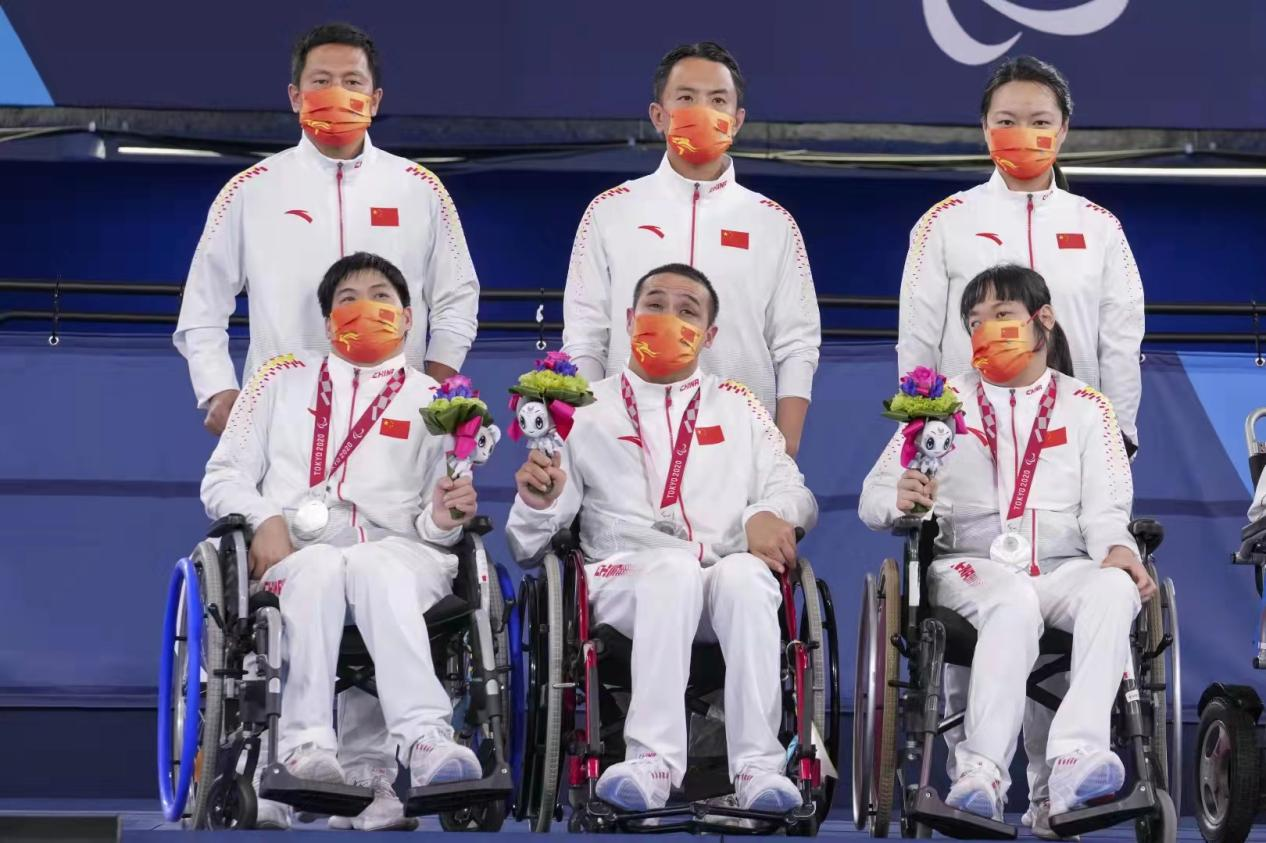 图为严治强与队友在2021东京残奥会夺得团体银牌